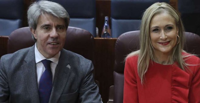 El consejero de Políticas Sociales y Familia, Carlos Izquierdo, y la presidenta de la Comunidad de Madrid, Cristina Cifuentes. EFE/Archivo