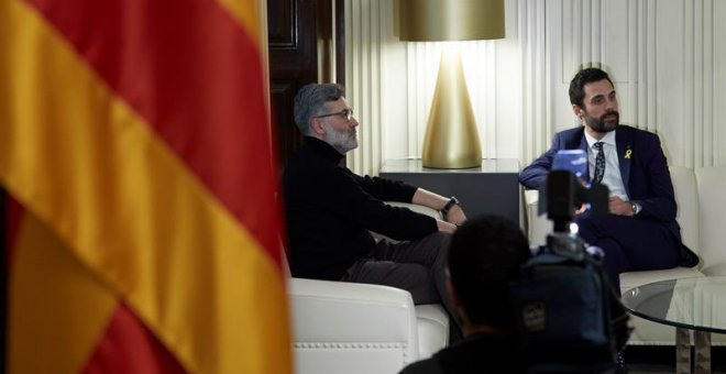 El presidente del Parlament, Roger Torrent (d), junto al líder de la CUP, Carles Riera, durante la reunión que mantuvieron ayer. /EFE