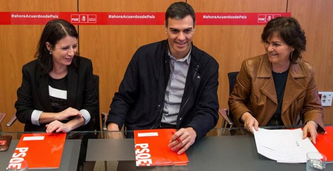 El secretario general del PSOE, Pedro Sánchez, junto a la vicesecretaria del partido, Adriana Lastra (i), y la secretaria de Igualdad, Carmen Calvo. /EFE