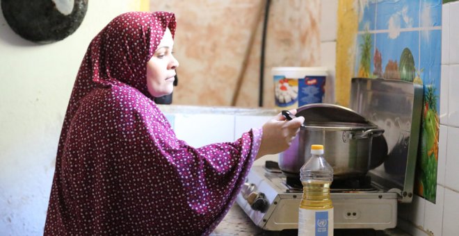 Ayesha Mohammed en la cocina. UNRWA