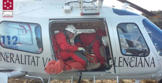 Rescate de unos de los heridos en el accidente en un helicóptero de los Bomberos -