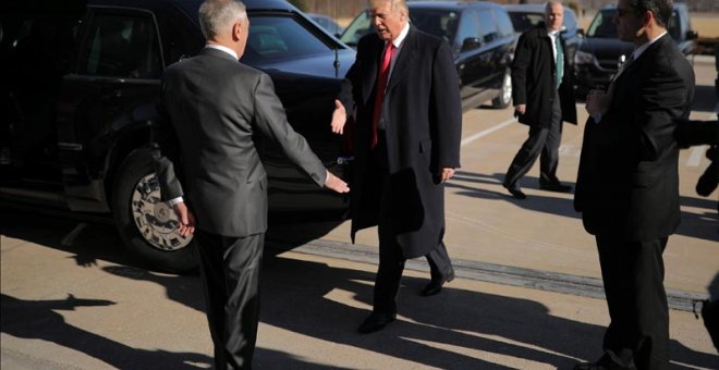 El presidente Trump saluda al secretario de Defensa, Jim Mattis, a su llegada al Pentágono el pasado 18 de enero de 2018. | CARLOS BARRIA (REUTERS)