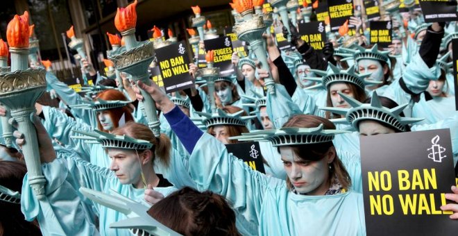 Activistas de Amnistía Internacional se manifiestan contra la política discriminatoria del presidente Trump. © Marie-Anne Ventoura/Amnesty UK