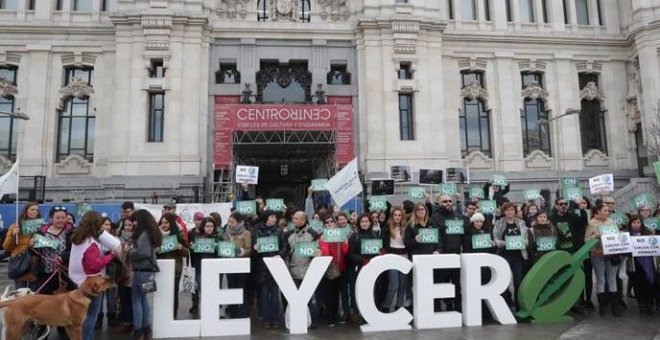 Concentración de Pacma frente al Ayuntamiento de Madrid para reclamar la prohibición de los animales en los circos / EFE
