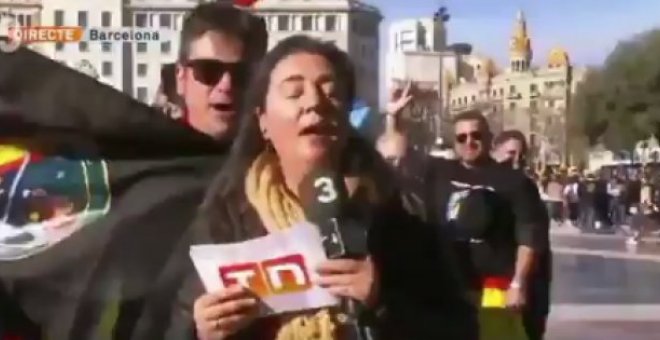 La periodista de TV3 es increpada por un manifestante durante la conexión en directo.