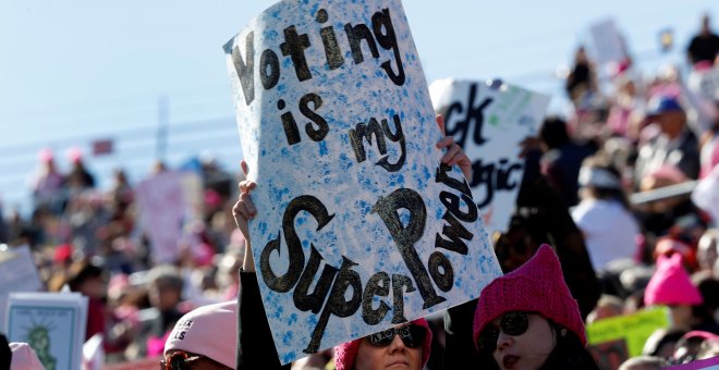 Una mujer sostiene una pancarta durante la Marcha de las Mujeres en Las Vegas. / Reuters