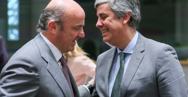 El ministro de Economía, Luís de Guindos, saluda al nuevo presidente del Eurogrupo y ministro de Finanzas portugués, Mário Centeno, antes del inicio de la reunión del Eurogrupo en Bruselas (Bélgica). EFE/ Stephanie Lecocq