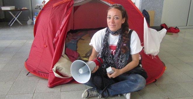 La activista de la PAH de Tenerife, Inma Évora, durante su protesta.