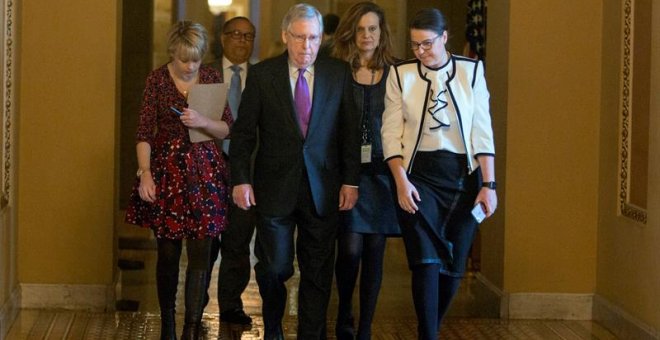 El líder de la mayoría republicana en el Senado de EEUU, Mitch McConnell, llega al Capitolio en Washington DC. - EFE