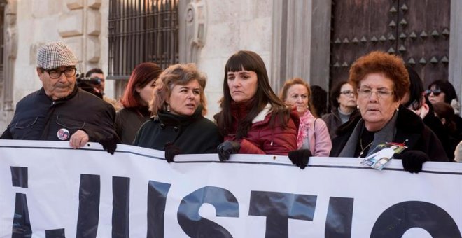 Marianela Olmedo (2d), mujer y madre de las víctimas del doble crimen de Almonte (Huelva) y Ruth Ortíz, madre de dos niños asesinados por José Bretón, piden la reapertura del juicio por el crimen de Almote.