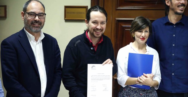 El líder de Podemos, Pablo Iglesias, con los diputados Alberto Montero, Yolanda Díaz y Alberto Rodríguez, presenta en el Congreso una proposición de ley en la que plantea que las pensiones se revaloricen a inicios de año con el IPC previsto. EFE/Paco Camp