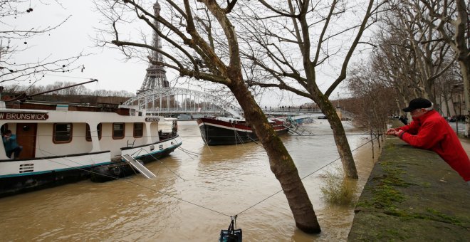 El río Sena se desborda e inunda París. REUTERS/Philippe Wojazer
