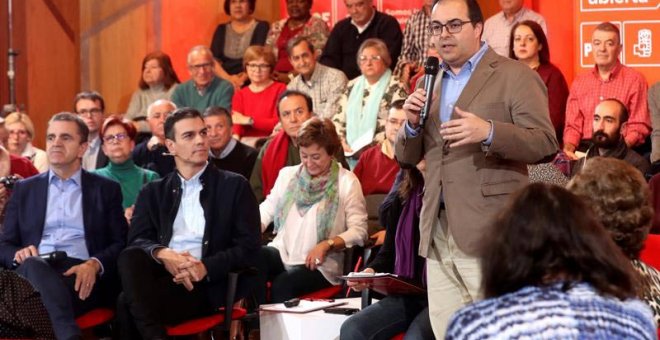 A la izquierda, José Manuel Franco sentado al lado de Pedro Sánchez durante un acto del PSM.| KIKO HUESCA (EFE)