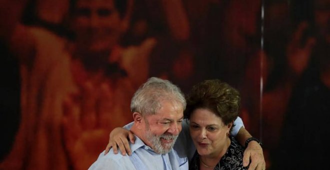 El ex presidente brasileño Luiz Inácio Lula da Silva abraza a la también exmandataria Dilma Rousseff este pasado jueves. | FERNANDO BIZERRA (EFE)