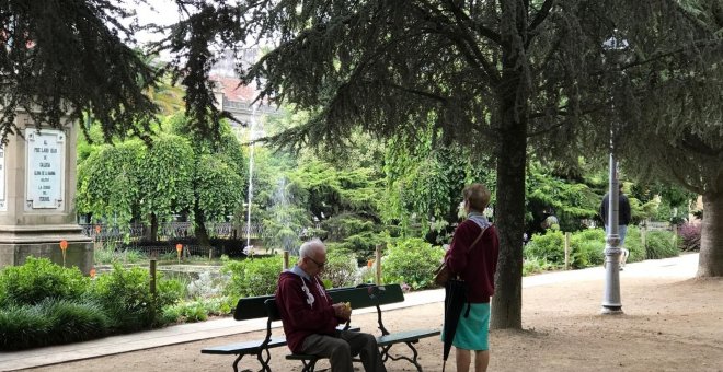 Dos pensionistas en un parque de El Ferrol. E.P.