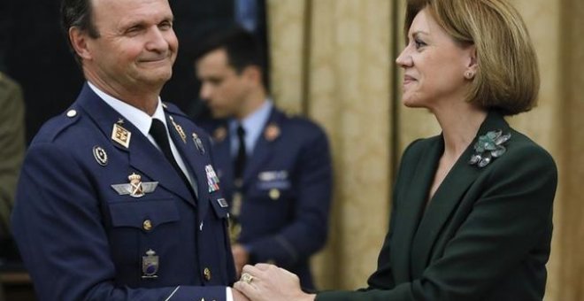 El Jefe del Estado Mayor del Ejército del Aire, el teniente general Javier Salto, junto a la ministra de Defensa, María Dolores de Cospedal. EFE