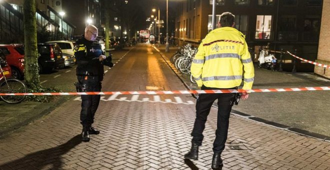La Policía holandesa vigila el área donde ha tenido lugar el tiroteo que ha dejado un muerto y dos heridos. EFE/EPA/Evert Elzinga
