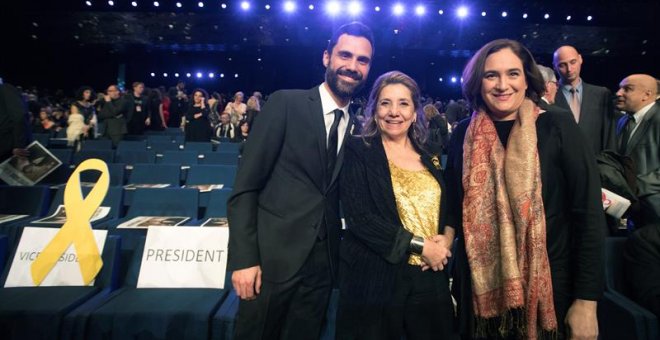 El presidente del Parlament, Roger Torrent, junto a la presidente de la academia del cine catalán, Isona Passola (c) y la alcaldesa Ada Colau, en la gala de los X Premios Gaudí, que concede la Academia del Cine Catalán, esta noche en Barcelona. EFE/Marta