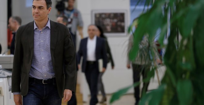 El secretario general del PSOE, Pedro Sánchez, a su llegada a la reunión que ha mantenido con la dirección del grupo parlamentario socialista en el Congreso. EFE/ Emilio Nara