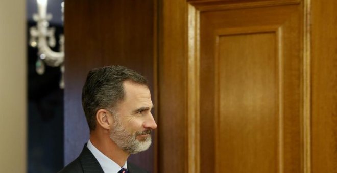 El rey Felipe VI recibe en audiencia al ministro de Asuntos Exteriores de Emiratos Árabes Unidos, el jeque Abdullah Bin Zayed Al Nahyan, en el Palacio de la Zarzuela, en Madrid. EFE