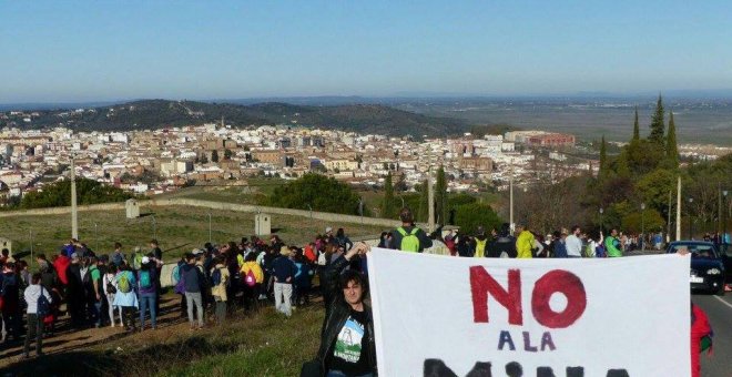 Una manifestación convocada por la Plataforma Salvemos la Montaña contra la mina en Caceres. PLATAFORMA SALVEMOS LA MONTAÑA
