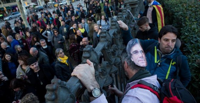 Manifestantes independentistas ante el Parlament, Barcelona.   EFE/Enric Fontcuberta
