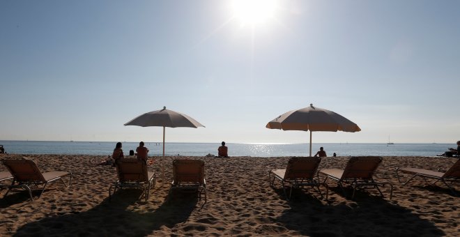 Personas tomando el sol en la playa de la Barceloneta, en  Barcelona. REUTERS/Gonzalo Fuentes