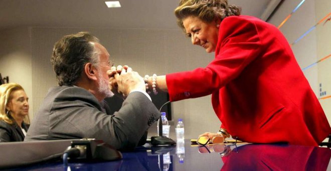 Foto de archivo de Rita Barberá saludando a Alfonso Grau. EFE