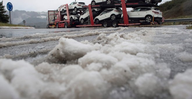 Varios camiones embolsados en la localidad cántabra de Arenas de Iguña por el temporal de nieve que afecta a Cantabria. EFE