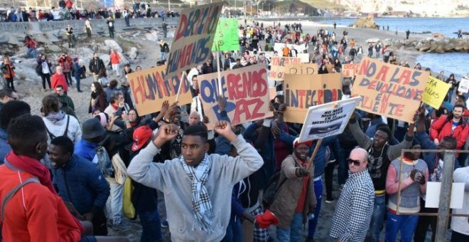 Medio millar de personas exigen "justicia" en Ceuta en el aniversario de la tragedia del Tarajal