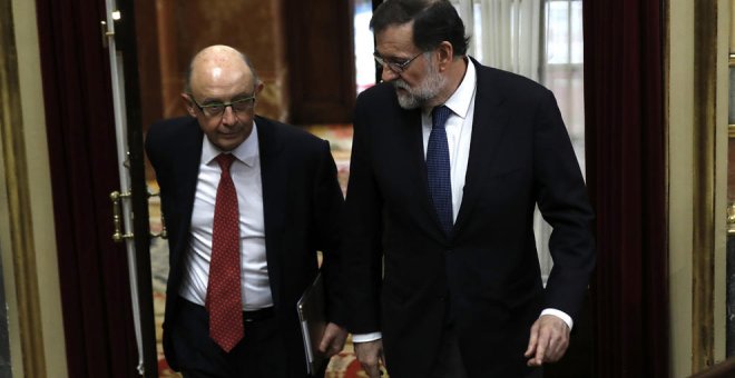 El presidente del Gobierno, Mariano Rajoy, con el ministro de Hacienda, Cristóbal Montoro, en el Congreso de los Diputados. EFE