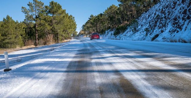 Carretera A-1513 helada en el municipio de Bezas, Teruel. / EFE