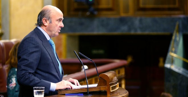 El Ministro de Economía, Luis de Guindos, durante su intervención en el pleno del Congreso. EFE/J.P.GANDUL