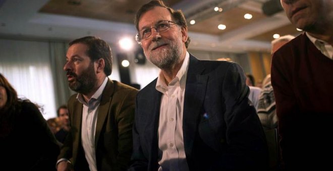 El presidente del Gobierno, Mariano Rajoy, junto a el presidente del PP de Córdoba, Adolfo Molina, a la izquierda. | RAFA ALCAIDE (EFE)