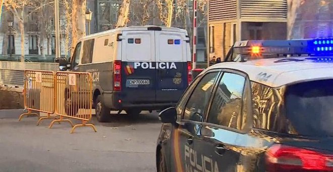 Vista del furgón policial en el que ha sido trasladado hoy el histórico narcotraficante gallego José Ramón Prado Bugallo, Sito Miñanco, detenido ayer en la 'operación Mito'. | EFE