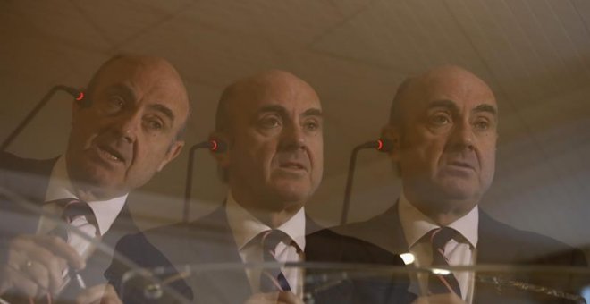 Fotografía tomada con multiexposición que muestra al ministro de Economía, Luis de Guindos, durante la rueda de prensa en que se ha anunciado su candidatura al Banco Central Europeo (BCE). EFE/Javier Lizon