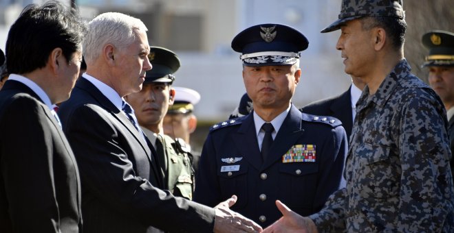 El vicepresidente estadounidense, Mike Pence, dando la mano a un soldado de la Fuerza de Autodefensa de Japón. EFE