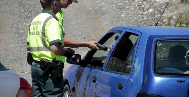 Un agente de la Guardia Civil de Tráfico da el alto a un conductor. EFE/Archivo