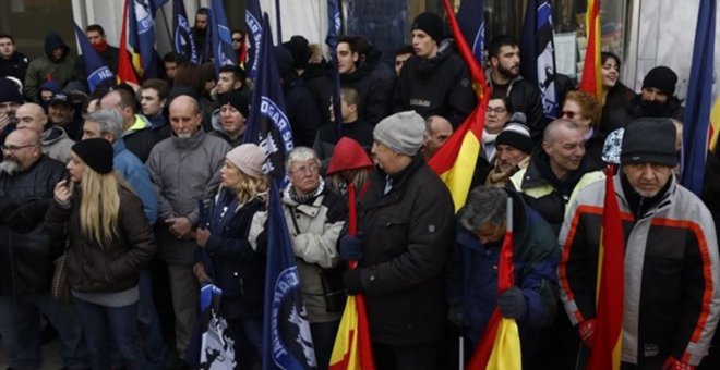 Militantes del grupo neonazi Hogar Social Madrid bloquean la entrada al edificio que mantienen ocupado.- EUROPA PRESS