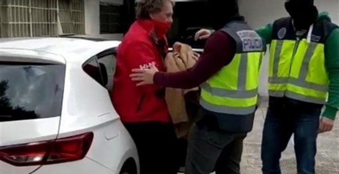 Dos agentes trasladan a Sito Miñanco. - EUROPA PRESS