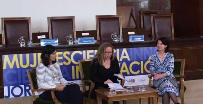 María Blasco junto a la periodista Patricia Fernández y la investigadora sueca Katarina Nordqvist en las jornadas Mujeres, Ciencia e Innovación. /ALEJANDRO GONZÁLEZ