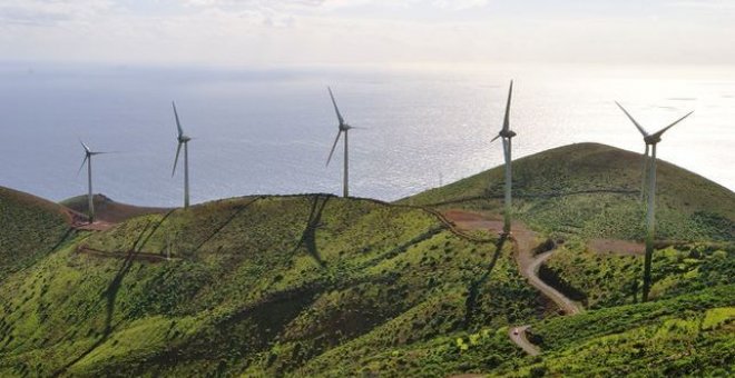 Parque eólico en Gorona, El Hierro. EFE