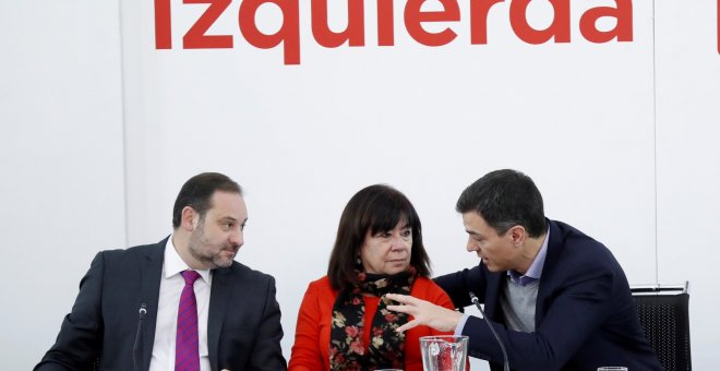 El secretario de Organización del PSOE, José Luis Ábalos, la presidenta, Cristina Narbona, y el secretario general, Pedro Sánchez, durante la reunión de la Ejecutiva Federal del PSOE, en la sede de Ferraz en Madrid. EFE/Chema Moya