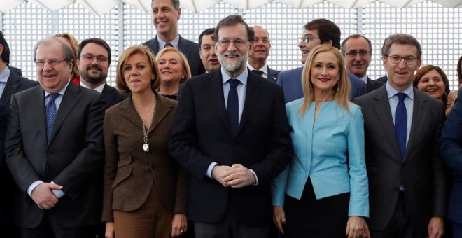 El jefe del Gobierno y líder del PP, Mariano Rajoy (c), acompañado por la secretaria general del PP y presidenta del PP de Castilla-La Mancha, María Dolores de Cospedal (2i), el presidente de la Junta de Castilla y León, Juan Vicente Herrera (i); la pres