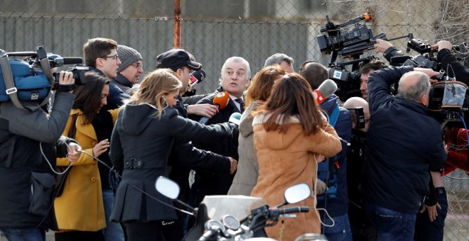 El extesorero del PP Luis Bárcenas, rodeados de periodistas tras declarar como testigo en la Audiencia Nacional en el juicio a la rama valenciana de Gürtel. EFE/Juan Carlos Hidalgo