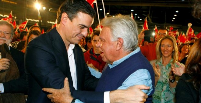 Imagen de archivo del secretario general del PSOE, Pedro Sánchez, y el expresidente del Gobierno Felipe González.- EFE