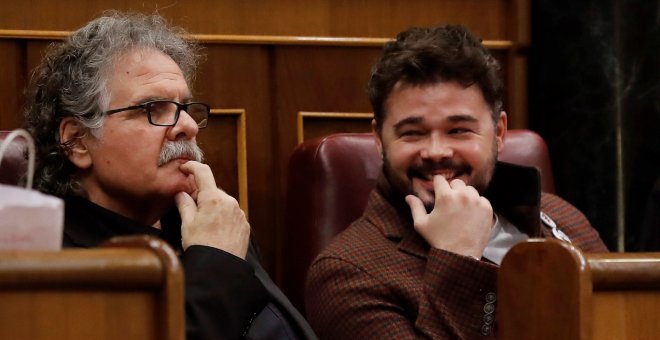 El portavoz de ERC, Joan Tardá, junto al diputado de ERC, Gabriel Rufián, durante la sesión de control al Gobierno celebrada en el Congreso de los Diputados. EFE/Juan Carlos Hidalgo