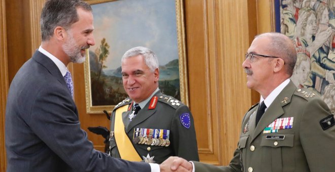 El Jefe del Estado Mayor de la Defensa (Jemad), el general Fernando Alejandre, saluda al rey Felipe VI. CASA REAL