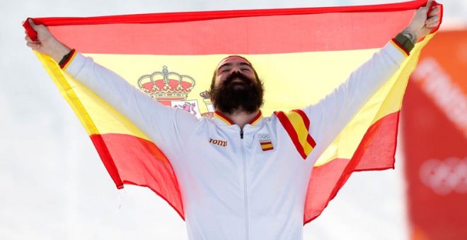 Regino Hernández, con la bandera española en el podio. | REUTERS