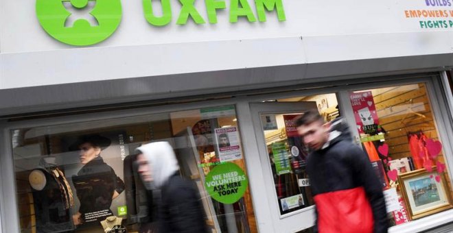 eatones pasan delante de una tienda Oxfam en Londres. | EFE